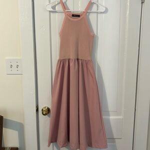 This dress reminds me of Carrie Bradshaw NWOT